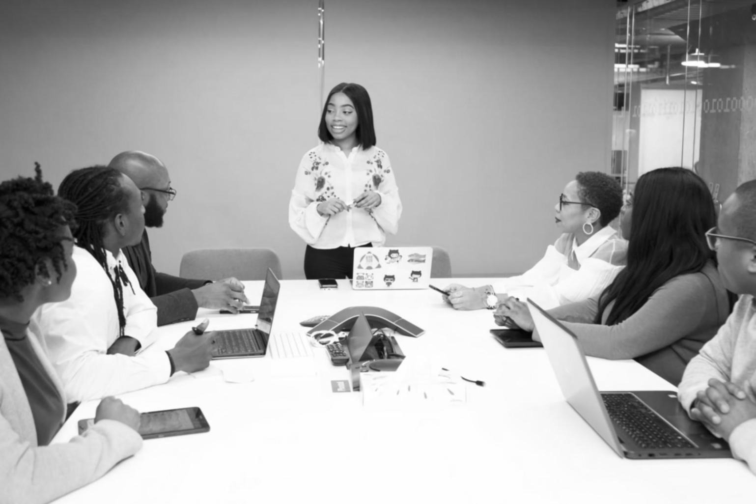 Session de formation en gestion financière avec participants actifs