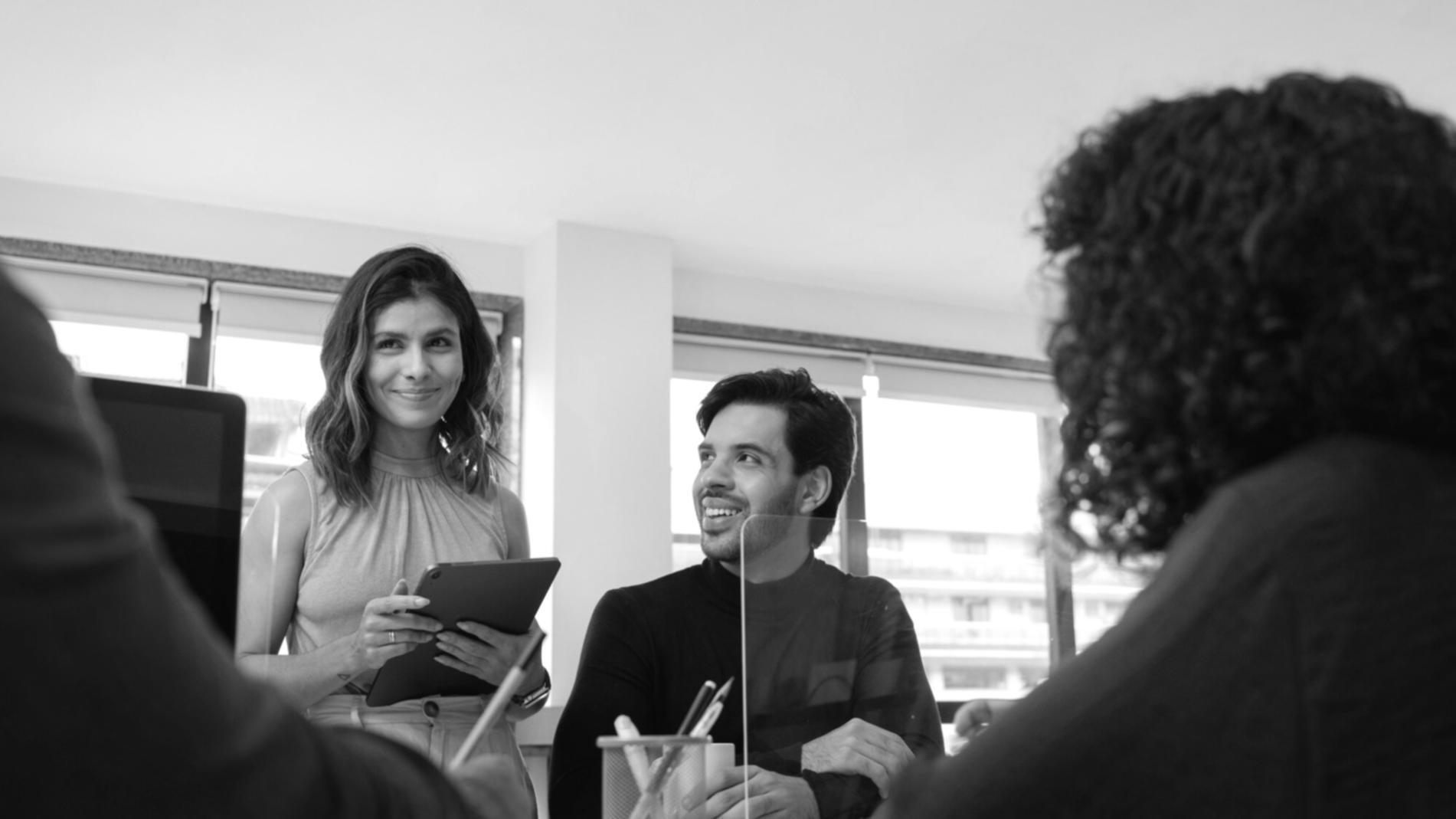 Bureau de travail avec documents financiers et ordinateur portable